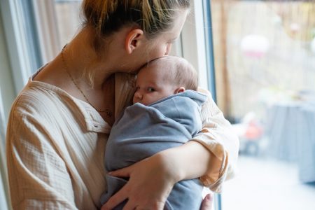 Lęk separacyjny u niemowlaka – jak pomóc dziecku?