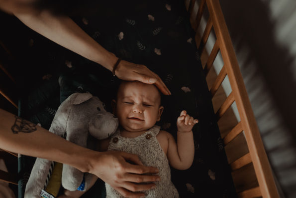 dlaczego dziecko płacze przez sen?