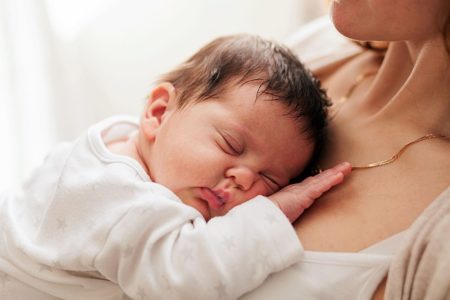 Sen niemowlęcia – czego dzieci potrzebują, a co dają im rodzice?