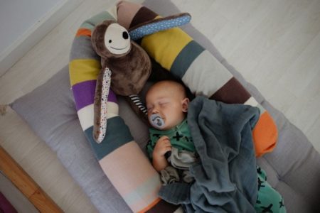 Kreatywniewdomu.pl – Miś i otulacz zapewnią komfort noworodkom