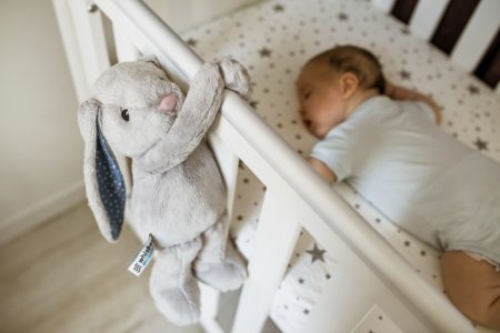 Łóżeczko dziecięce w sypialni rodziców – wady i zalety rozwiązania