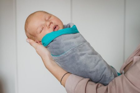 śpiące niemowlę zawinięte w kokon