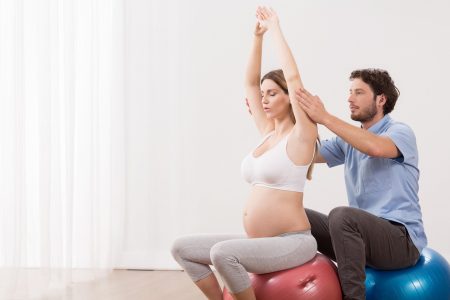 kobieta w ciąży ćwiczy z partnerem