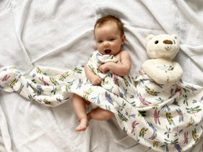 Łóżeczko dziecięce w sypialni rodziców – wady i zalety rozwiązania